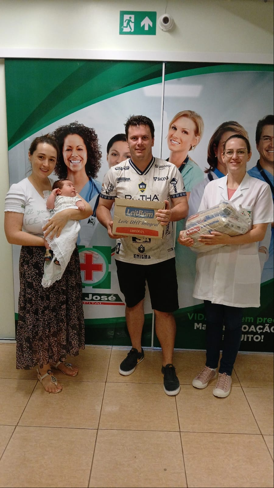 Casal realiza doação de alimentos ao São José